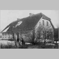 083-0050 Richauer Schulhaus im Winter 1930-31. Im Bild die Familie Lehrer Klein..jpg